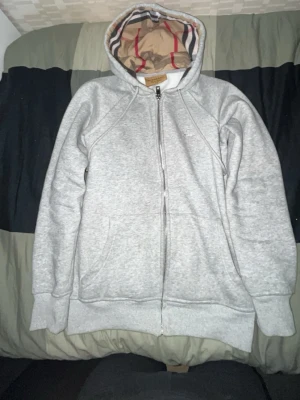 Grå zip hoodie  - Helt ny och är oanvänd. Den har inga skador. Skickas samma dag vid köp och priset kan diskuteras. Size är M men funkar som S också 