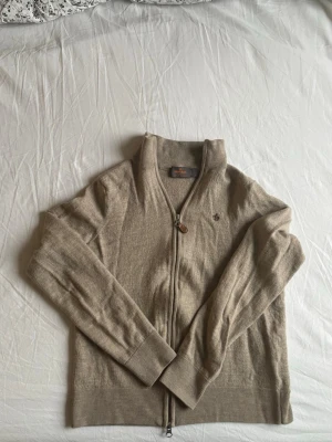 Beige zip cardigan från Morris - Tröjan har krympt lite och passar mer XS-XXS Inga fläckar eller hål Längd: 55cm, Bredd: 45cm  Skriv vid funderingar Pris kan diskuteras vid snabb affär