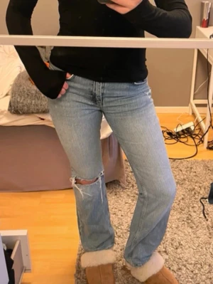 jeans med hål - jeans med hål i från ginatricot 