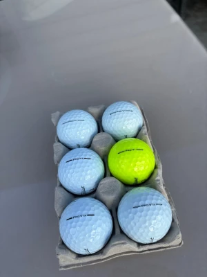 Titleist Pro V1/v1x golfbollar 6-pack A klass - Säljer ett 6-pack Titleist Pro V1/v1x. A klass. 5 vita, 1 gul som passar för dig som vill spela när det mörknar ute och som vill se vart bollen hamnar. Bra kvalitetsbollar till golfbanan. Nån boll kan ha reklam på sig. Hör av er vid ev funderingar!