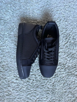 Christian Louboutin Skor  - Ett par väldigt unika och sällsynta sneakers från Christian Louboutin med mesh och läderdetaljer. Ingen box ingår. 