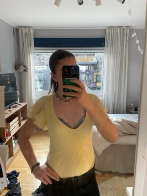 Gul ribbad body med volangärmar - Supersöt gul ribbad body!!