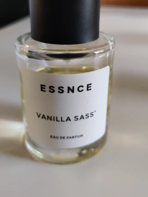 Vanilla sass essnce  - Vanilla sass från essnce se bilder för mängd. Stått mörkt i klädkammare. 