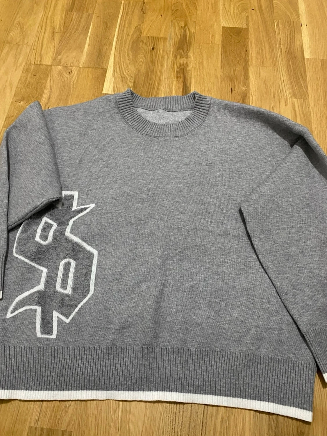 Grå tröja med vit dollartryck - 2