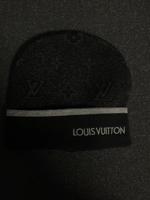 Louis monogram mössa - Helt ny oanvänd. Louis monogram mössa