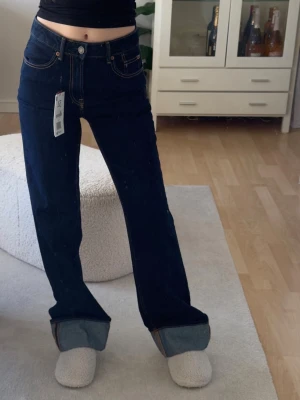 Stradivarius jeans  - Helt nya mörkblåa jeans från Stradivarius i storlek 34 💕Alla lappar finns kvar!