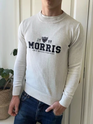 Morris tröja stickad  - Morris tröja stickad, lite liten på modellen. Inga defekter! Modellen i bilderna är 180 cm 75 kg och bär Storlek S , Kom med frågor! 🌟 (Kan gå ned i pris vid köp av paket 😉) 