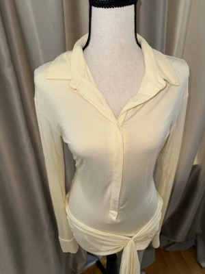 Lioness Soho mini dress skjortklänning - Klänningen har drapering framtill vid midjan och är tillverkad i ett mjukt material som ger en slim passform. Nypris : 1000kr