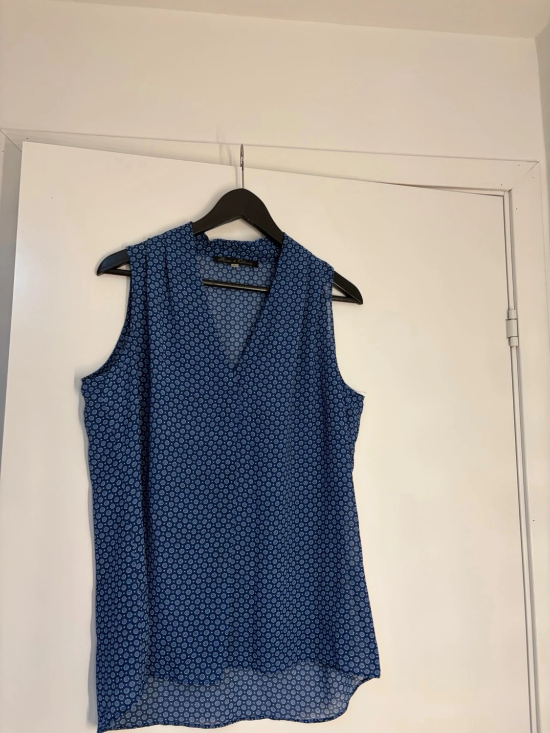 Blå ärmlös blus med mönster - 1