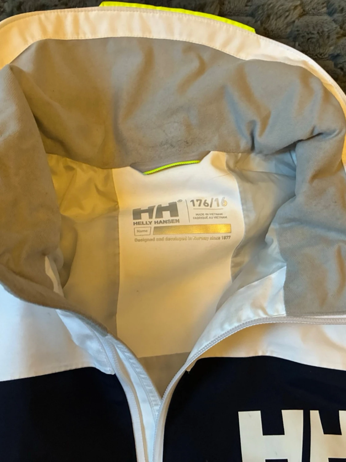 Vit Helly Hansen vindjacka med röd detalj - 2