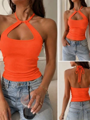 Orange ribbad halterneck topp - Trendig orange ribbad halterneck topp med knytning i nacken och snygg cut-out framtill. Figurnära passform och ärmlös design, perfekt till jeans eller kjol. Mjuk och stretchig kvalitet som känns skön mot huden.