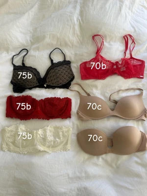 Intimissimi bh:ar💓💓 - Säljer flera olika bh:ar från Intimissimi! Den högst upp till vänster är från Lindex, resten är från Intimissimi! Alla är nästintill oanvända och bandeau bh:arna i spets är oanvända. Jag har storlek 70b som referens och alla dessa passar mig. Priset varierar mellan 200-350kr, hör av dig om du har några frågor!🙌🏼