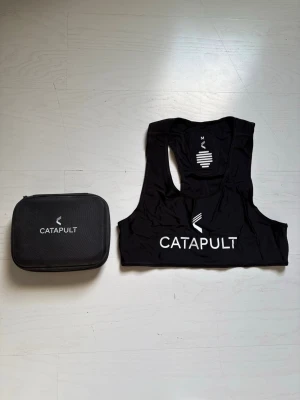 Catapult väst - Perfekt För dig som idrottar och vill mäta tider distans Max fart mm! Västen har använts cirka 5 gånger då jag slutat med sport. Storlek M passar det flesta//pris går att diskutera 