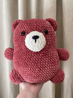 Stor handvirkad nalle i chenillegarn - Stor handvirkad nalle i mjukt chenillegarn. Ca 28 cm hög. Väldigt gosig och stadig med noggrant virkade detaljer. Passar perfekt som present eller som en unik inredningsdetalj. Helt handgjord.