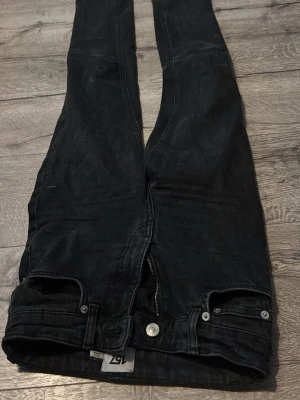 Svarta raka jeans från 157 - Svarta jeans med rak passform från märket 157. Jeansen har klassisk femficksdesign, dragkedjegylf och tydliga sömmar. Materialet är denim i bomull. Perfekta för en avslappnad och stilren look.