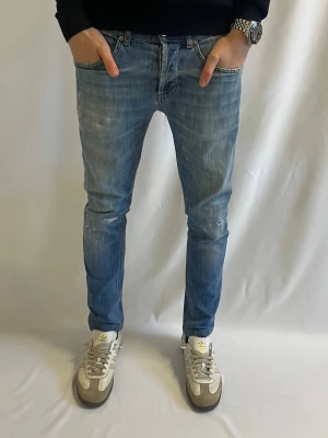 Dondup George  - Tja! Säljer nu dessa sjukt eftertraktade blå  Dondup George med original slitningar från frabrik. Se storlek nedan. Jeansen är i mycket bra skick.                                                                     Nypris: 3500kr                                                                 Säljs för: 799kr                                                                 Tveka inte på att höra av er vid intresse eller frågor!