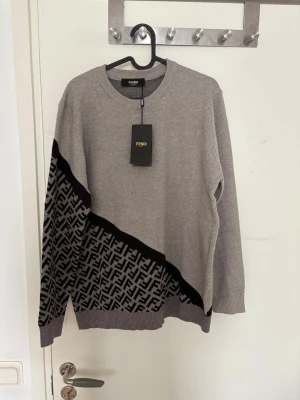 Fendi tröja - Snygg grå stickad tröja från Fendi helt ny med prislapp.