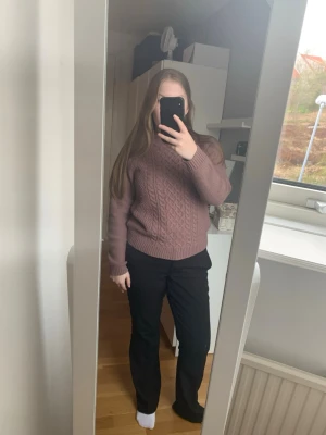 Stickad tröja  - Gammal o lite nopprig men fortfarande i ett gott skick. Väldigt mysig, säljer då den inte kommer till användning längre💕