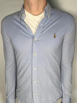 Ralph Lauren skjorta - Säljer en riktigt snygg och trendig Ralph lauren skjorta i fint skick, storlek S, vid frågor är det bara att skriva //Gramenti