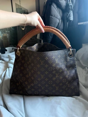 Louis Vuitton Artsy MM - Artsy MM bag från Louis Vuitton. Inuti väskan har en bläckpenna färgat av sig.