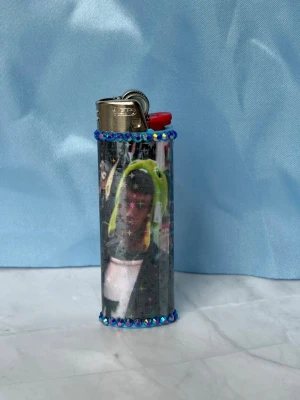 LEAN&BLADEE//TOKYO - lighter - ⭐️1st Refillable BIC MAXI LIGHTER med wrap & rhinestones ⭐️ ✨🤍 FREEBIES (godis & random stickers) ingår i alla beställningar över 70kr 🤍