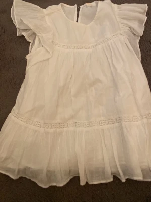 Sommrig blus - Jättefin vit blus från gina tricot. Perfekt till sommaren och semestern! 