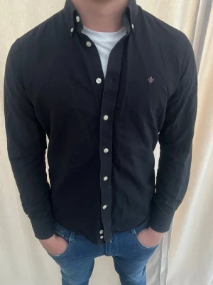 Svart skjorta från Morris - Riktigt snygg skjorta från Morris. Mycket bra skick. Strl M, personen på bilden är 184 cm lång. Skicka gärna prisförslag. Kika in min profil för mer schyssta plagg.