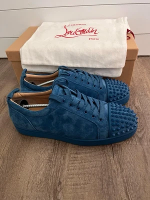 Christian Louboutin Skor Herr Blåa Loubs - Säljer nu ett par riktigt sällsynta Christian Louboutin skor i en väldigt ovanlig färg! ✅Skorna är nästintill nyskick, och har blivit använda några enstaka gånger! ❗️Storlek 44 ~ passar dig som har 44/45.  2st dustbag och snören medföljer, box kan även medfölja vid rätt pris men det är ej tillhörande låda!⭐️ Självklart 100% autentiska och äkta.  🚚Alltid frakt inom 24h!📦