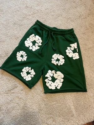 DENIM TEARS SHORTS - hej, säljer dessa Denim Tears shorts som är i riktigt bra material, helt nya med tags som hänger kvar. Perfekt inför sommaren