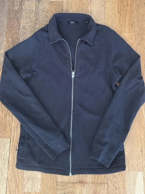 Overshirt svart - Jack&Jones Premium overshirt/tröja. Svart.  Inga defekter, lätt att styla. Storlek S.