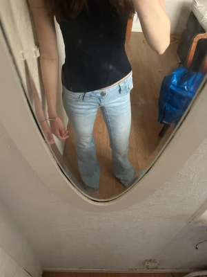 Ljusblå bootcut jeans med låg midja - Splitternya jeans från gina! Dom är tyvärr för långa för mig därav säljer jag dom💖