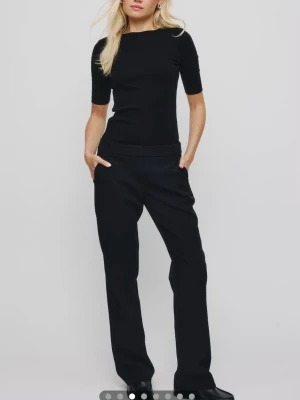 Svarta raka kostymbyxor - Säljer ett par svarta kostymbyxor med rak passform och normal midja. Byxorna har diskreta fickor fram och bak, samt pressveck längs benen för en clean look. Perfekta till en stilren outfit. 