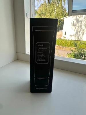 Oöppnad Klairs Midnight Blue Calming Cream - Klairs Midnight Blue Calming Cream i svart förpackning, 60g. Krämen är framtagen för att lugna och återfukta huden med ingredienser som guaiazulene och centella asiatica. Perfekt för dig som vill ha intensivt lugnande hudvård.