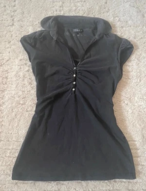 Svart tight topp med krage - Säljer denna fina tröjan jag köpt på Vinted för ett tag sedan, kommer ej till användning. Tröjan är en äldre modell från Cubus. 🤍