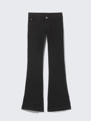 Svarta bootcut jeans med utsvängda ben - Snygga svarta bootcut jeans med klassisk femficksmodell och utsvängda ben. OBS!!! ⚠️de har defekter längst ner baktill då de har varit för långa för mig. Skriv för bilder. Jeansen har normal midja och stängs med knapp och dragkedja. Perfekta för dig som gillar en retroinspirerad look. Materialet ser ut att vara bomull med lite stretch. 