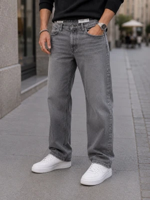 31/32 - Jack & Jones Loose/Chris Made To Last – grå loose fit jeans - Snygga grå jeans från Jack & Jones i modellen Loose/Chris Made To Last. Modern grå wash med avslappnad passform som passar perfekt till sneakers, hoodie eller stickad tröja.  En riktigt clean modell som är enkel att matcha och funkar året runt. ⸻ Passform: Loose fit – rak passform med lite mer utrymme i ben och höft för en modern relaxed look.