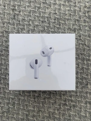 Apple AirPods Pro 3 trådlösa hörlurar - Säljer ett par Apple AirPods Pro 3, trådlösa in-ear hörlurar i vit färg. Snygg och kompakt design med silikonproppar för bra passform och brusreducering. Perfekta för musik, poddar och samtal. Levereras i originalförpackning.