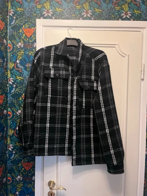 Overshirt - Snygg Klassisk overshirt från 157 som är i storlek medium men känns typ som large