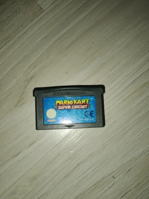 Mario Kart Super Circuit GBA spel Nintendo 3ds - Mario Kart Super Circuit till Game Boy Advance. Klassisk racingspel i färgglad plastkassett med blå etikett och tydlig logga. Perfekt för dig som gillar fartfyllda banor och multiplayer med vänner. Fungerar kanon.