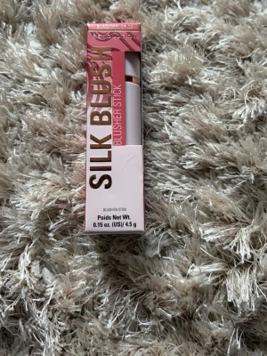 Silk Blush Blusher Stick Sundown Spice - Silk Blush Blusher Stick från Marielle Beezot i färgen Sundown Spice. Krämrouge i stickformat 
