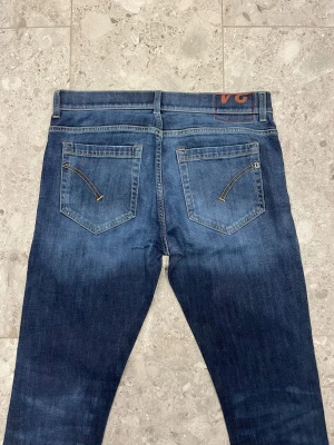 Blå smala jeans från Nudie Jeans - Dondup George || Storlek 34 || Jeansen är i bra skick (se bilder) || Tveka inte på att höra av dig vid frågor eller funderingar 