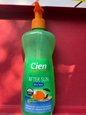Cien un After Sun Aloe Vera gel - Fräsch After Sun gel från Cien Sun med aloe vera, perfekt för att återfukta huden efter solning. Kommer i en grön plastflaska med orange pump och rymmer 180 ml. Gelen är lätt, svalkande och absorberas snabbt utan att kännas kladdig.