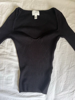 Svart ribbad topp från H&M - Jätte fin svart långärmad topp. 🥰
