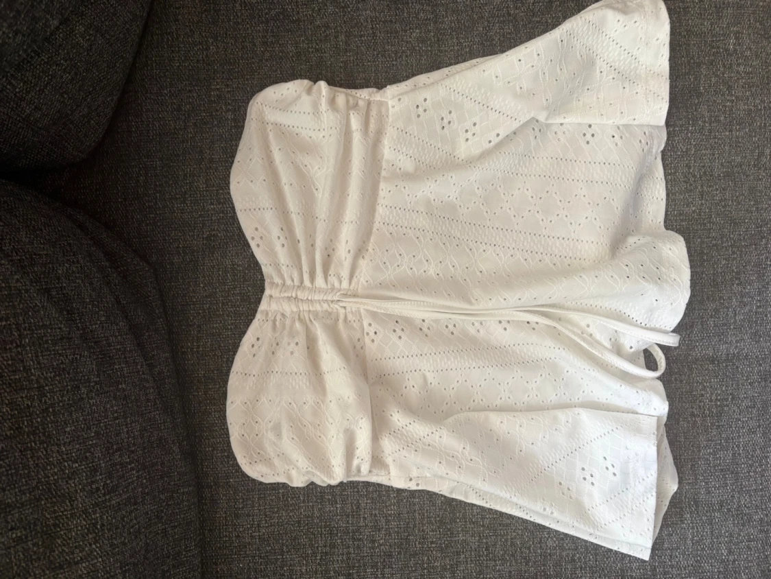 Vit axelbandslös topp med broderi
