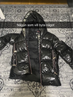 Svart dunjacka från Moncler - Någon som vill byta något mot denna jacka från moncler. De du byter ska helst vara i storlek xs