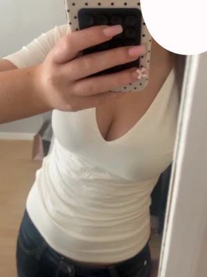 Vit v-ringad t-shirt från Newyorker - säljer en enkel vit v-ringad t-shirt köpt från Newyorker, aldrig använd endast testad i butik. lappen sitter kvar. tröjan sitter som s! ❤️