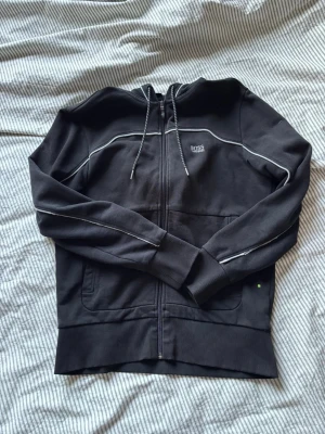 Hugo boss  - Säljer min hugo boss hoodie får de inte används längre. Rätt så bra skick förutom att som ni ser på armen så är själva lite av de vita borta men inget man märker heller. Storlek S 