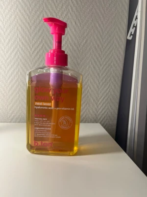 b.tan glow your own way brun utan sol-gel - Brun utan sol-gel från b.tan i genomskinlig plastflaska med rosa pump. Innehåller hyaluronsyra och pro-vitamin B5 för extra återfuktning. Gelen är gulaktig och ger en intensivt mörk solbränna. Perfekt för dig som vill ha glow året runt. Har använts typ 2-3 gånger och är från normal💕