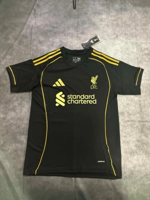 Liverpool tröja  - Liverpool tröja ⚽ Storlek: L 🆕 Helt ny med tag kvar Packeteras ordentligt inför leverans 📦