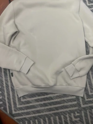 Beige sweatshirt från Only & Sons - Säljer en stilren beige sweatshirt från Only & Sons. Tröjan har rund halsringning, ribbade muddar vid ärmslut och nederkant samt en mjuk insida. Perfekt för en avslappnad och trendig look.